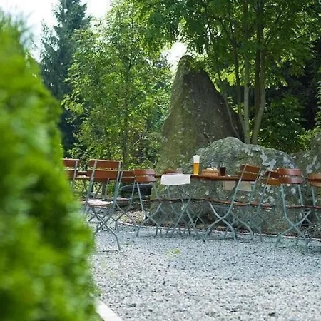 Komfortables In Mit Terrasse, Gemeinsamem Pool Und Garten Und Panoramablick